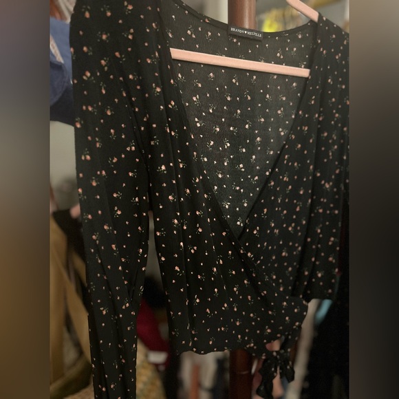 🖤Brandy Melville Black Floral Wrap Top - Picture 2 of 3